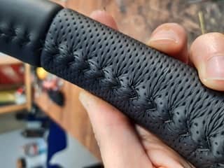 Рулевой шов елочка, полностью ручной, выполняется вощеной нитью