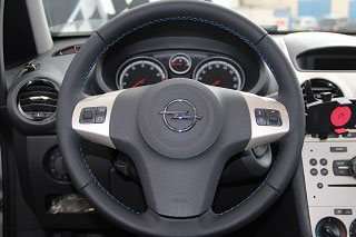 Перетяжка руля Опель натуральной кожей со вставками псевдоперфорации